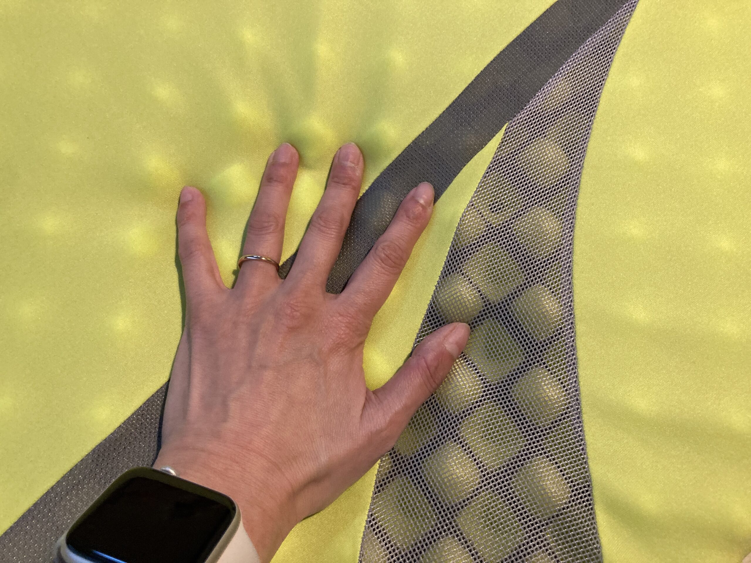 西川の体圧分散マットレス「Air01」の上に手を置いている画像